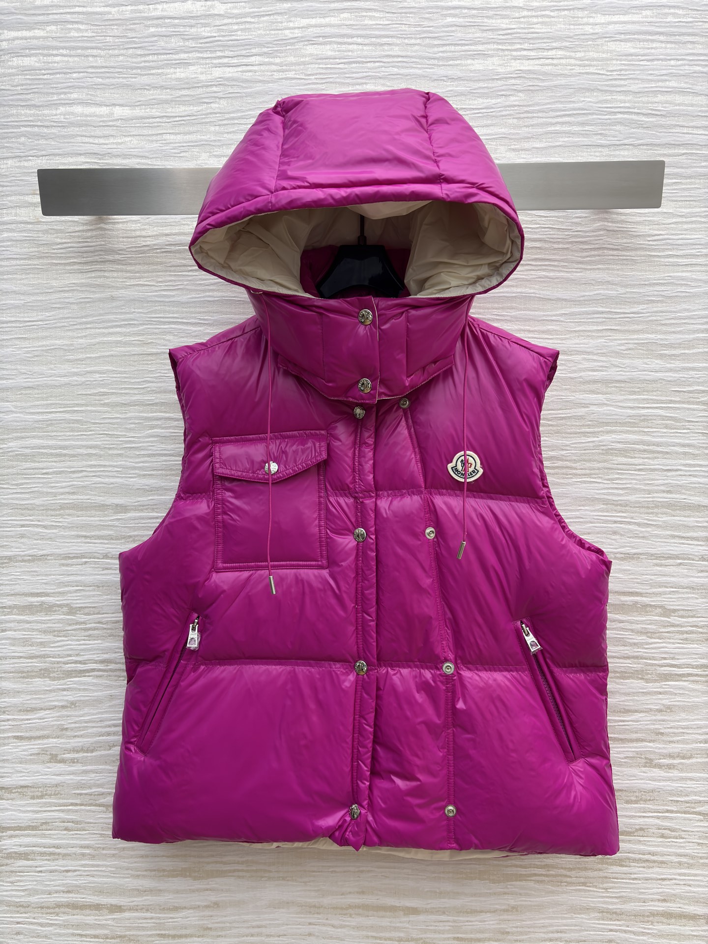 Mo立领连帽羽绒马甲 太懂冬日氛围感 连帽抽绳设计防风又随性 蓬松度刚好不臃肿 内搭毛衣外搭大衣都适配 