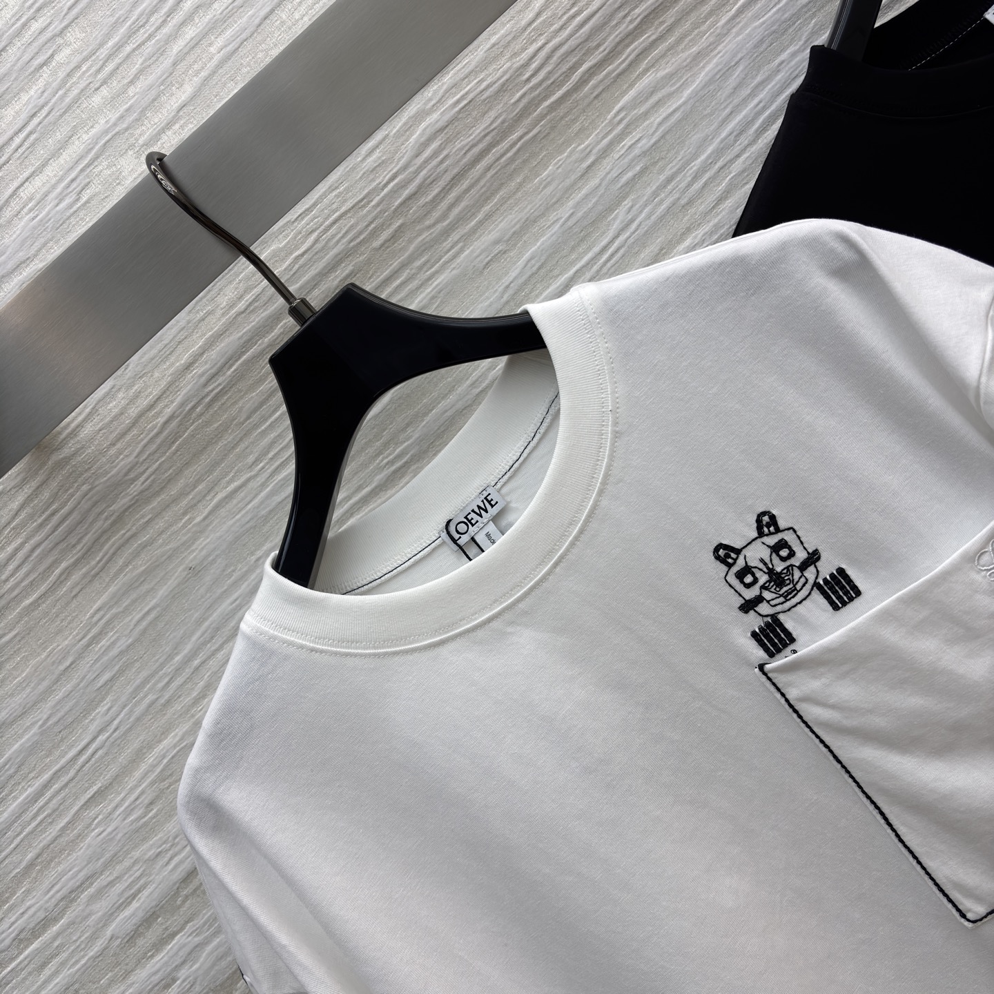 LW小口袋T恤 口袋上的卡通小标自带萌感 侧边缝线细节加分 简约又藏着小心思 日常穿清爽又耐看~ 两色S