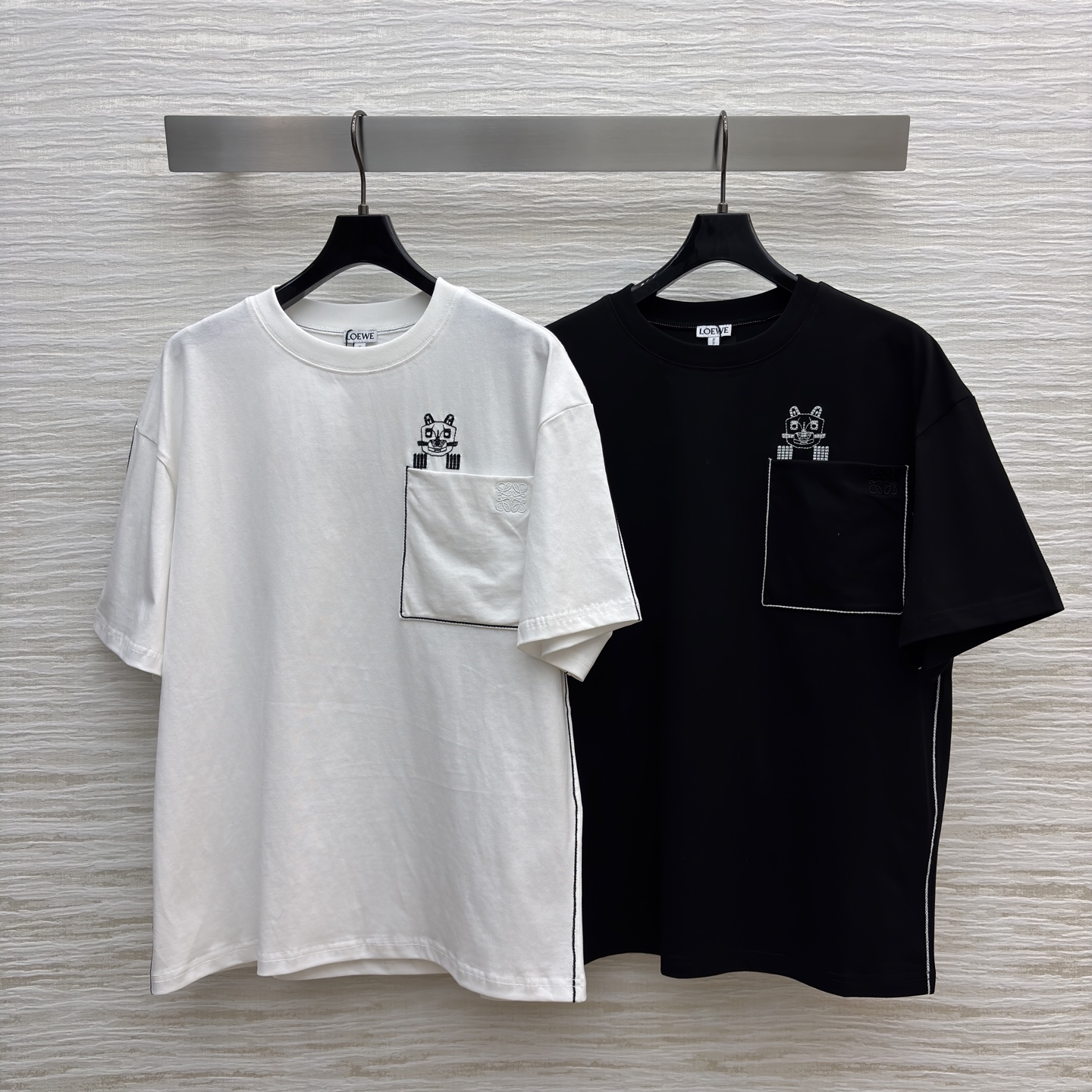 LW小口袋T恤 口袋上的卡通小标自带萌感 侧边缝线细节加分 简约又藏着小心思 日常穿清爽又耐看~ 两色S