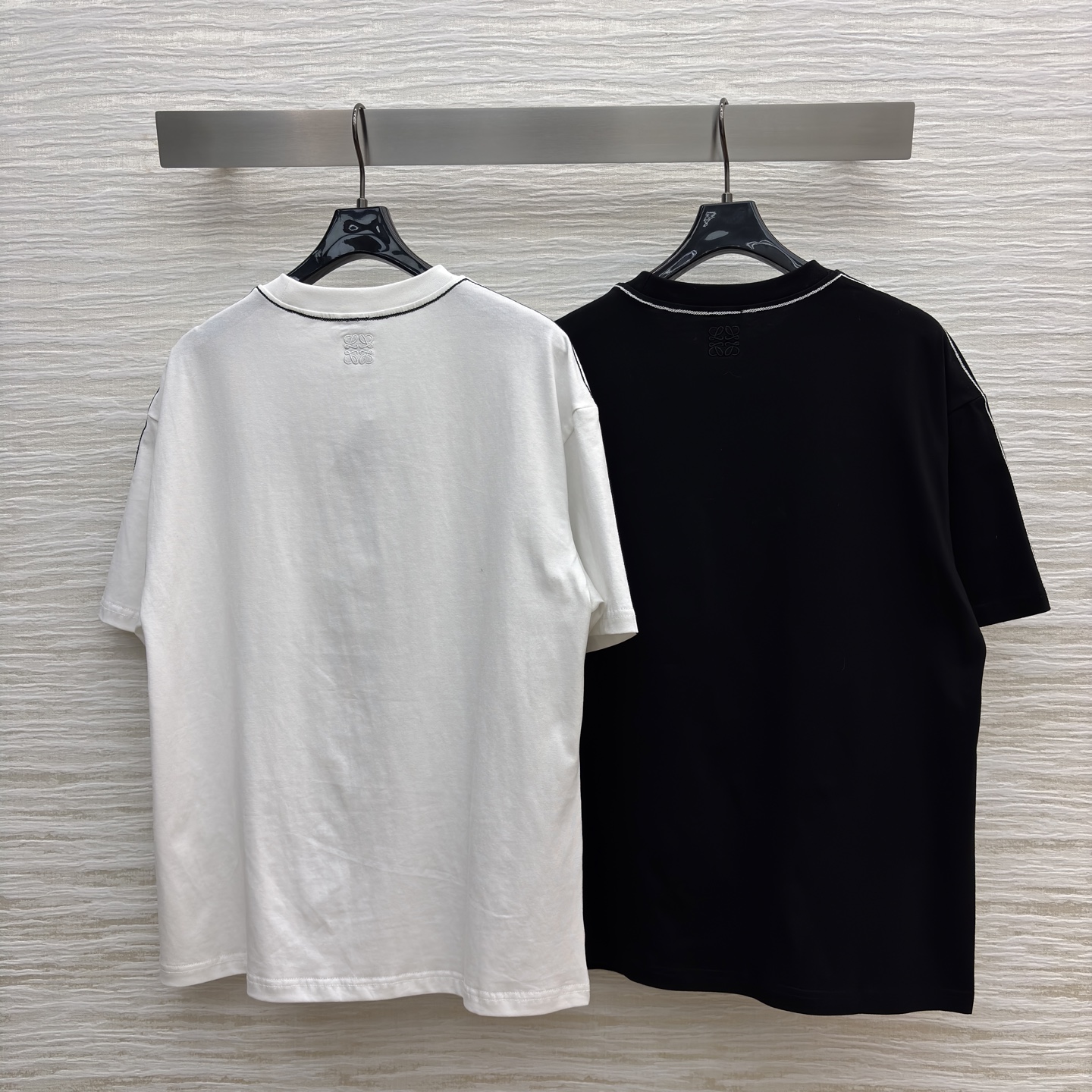 LW小口袋T恤 口袋上的卡通小标自带萌感 侧边缝线细节加分 简约又藏着小心思 日常穿清爽又耐看~ 两色S