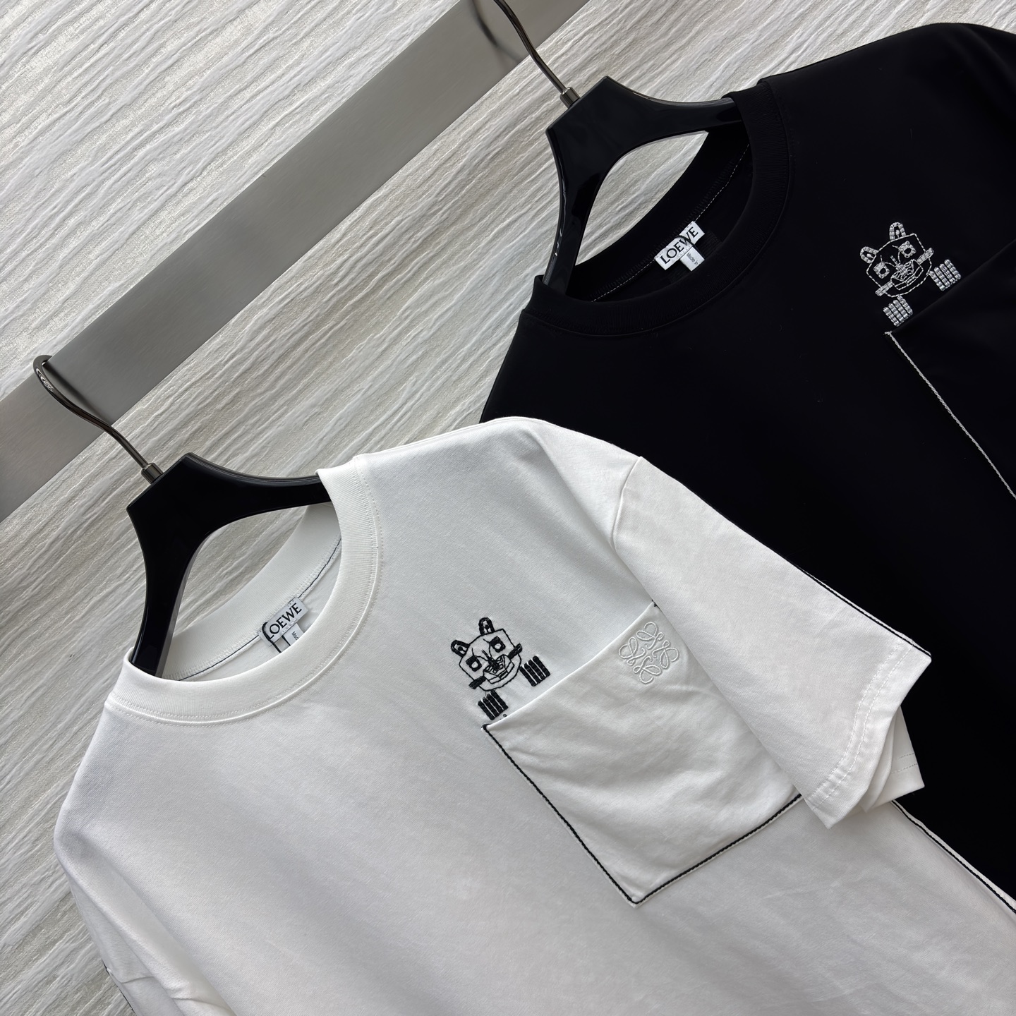 LW小口袋T恤 口袋上的卡通小标自带萌感 侧边缝线细节加分 简约又藏着小心思 日常穿清爽又耐看~ 两色S