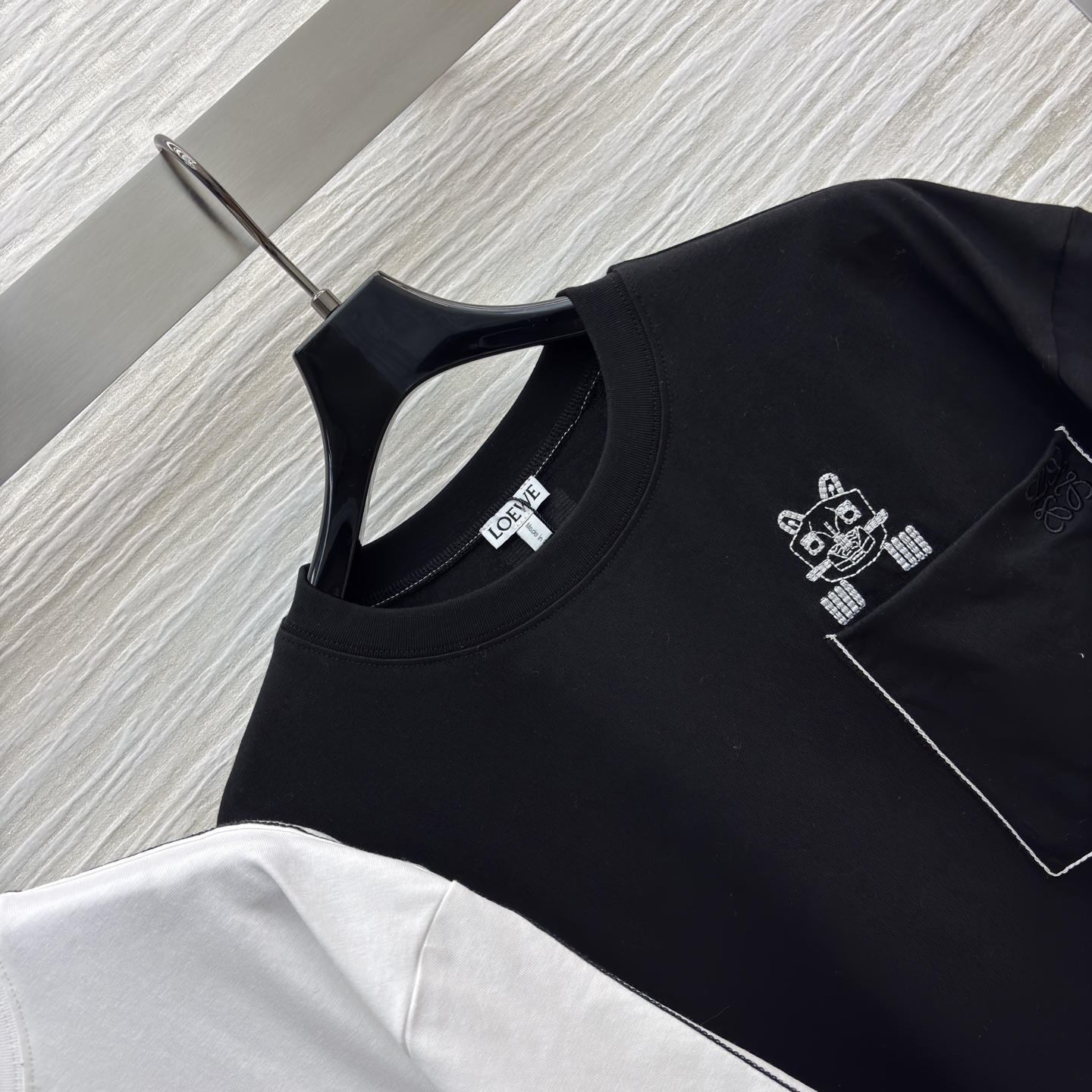 LW小口袋T恤 口袋上的卡通小标自带萌感 侧边缝线细节加分 简约又藏着小心思 日常穿清爽又耐看~ 两色S