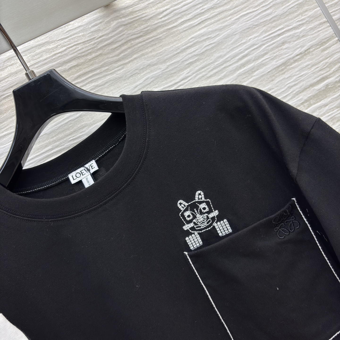 LW小口袋T恤 口袋上的卡通小标自带萌感 侧边缝线细节加分 简约又藏着小心思 日常穿清爽又耐看~ 两色S