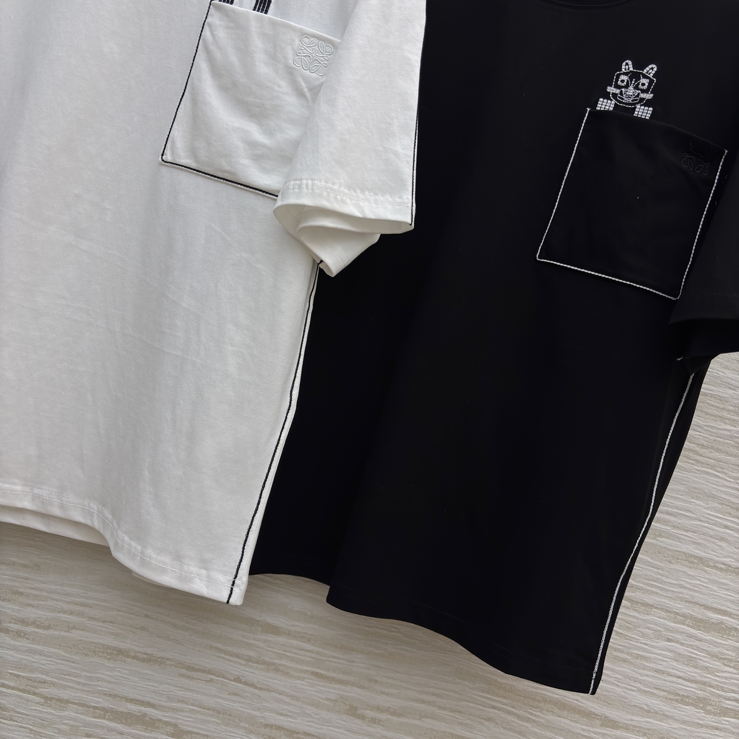 LW小口袋T恤 口袋上的卡通小标自带萌感 侧边缝线细节加分 简约又藏着小心思 日常穿清爽又耐看~ 两色S