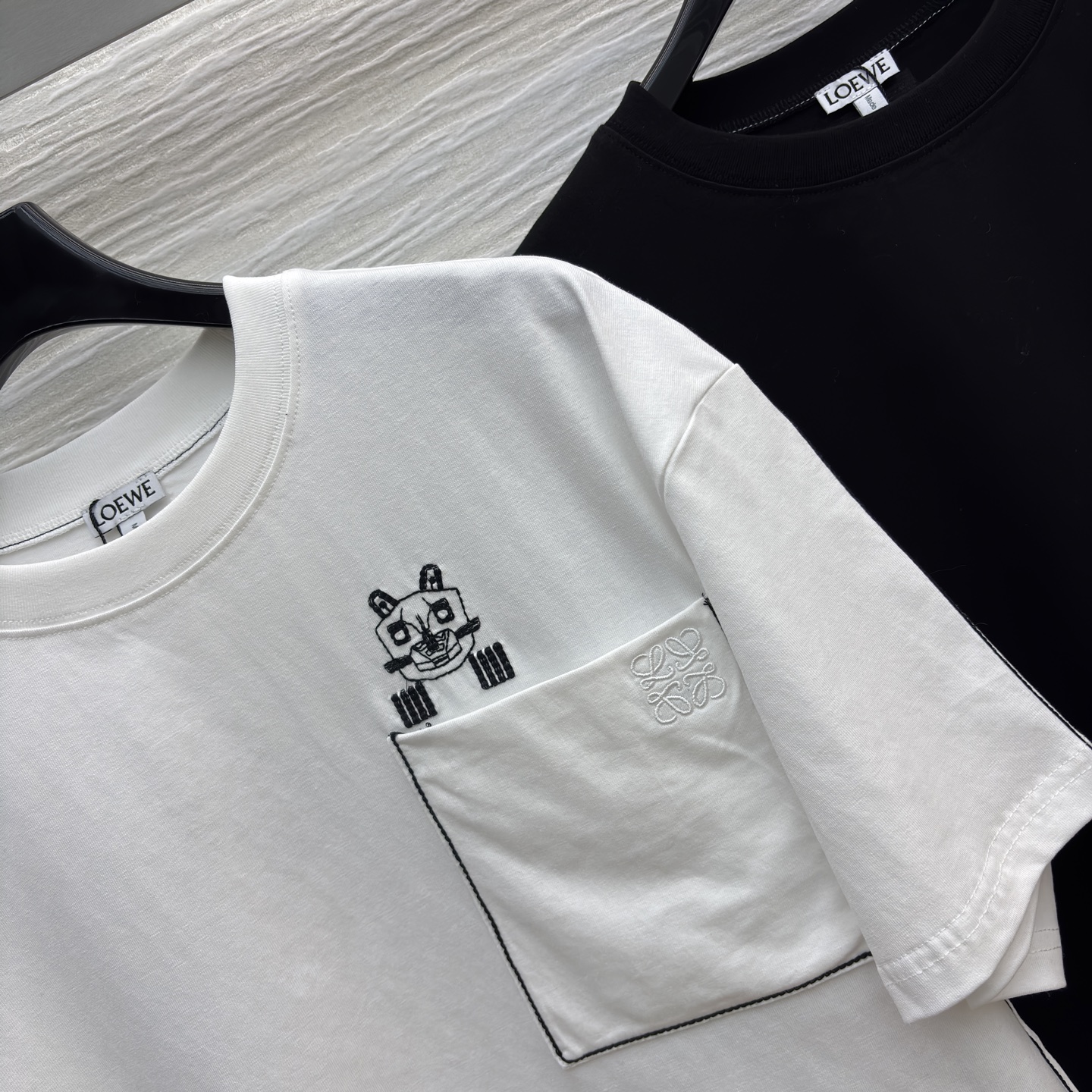 LW小口袋T恤 口袋上的卡通小标自带萌感 侧边缝线细节加分 简约又藏着小心思 日常穿清爽又耐看~ 两色S