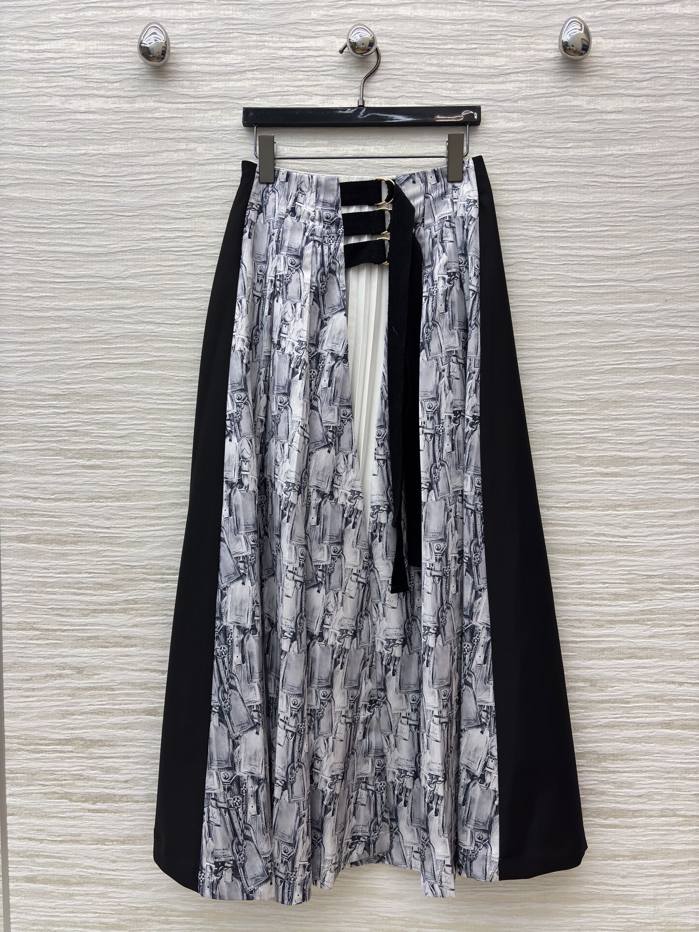 L家双面穿外套搭配金属扣半裙 半裙撞色拼接金属扣设计 复古印花自带故事感 外套双面穿直接省了一件衣服 一