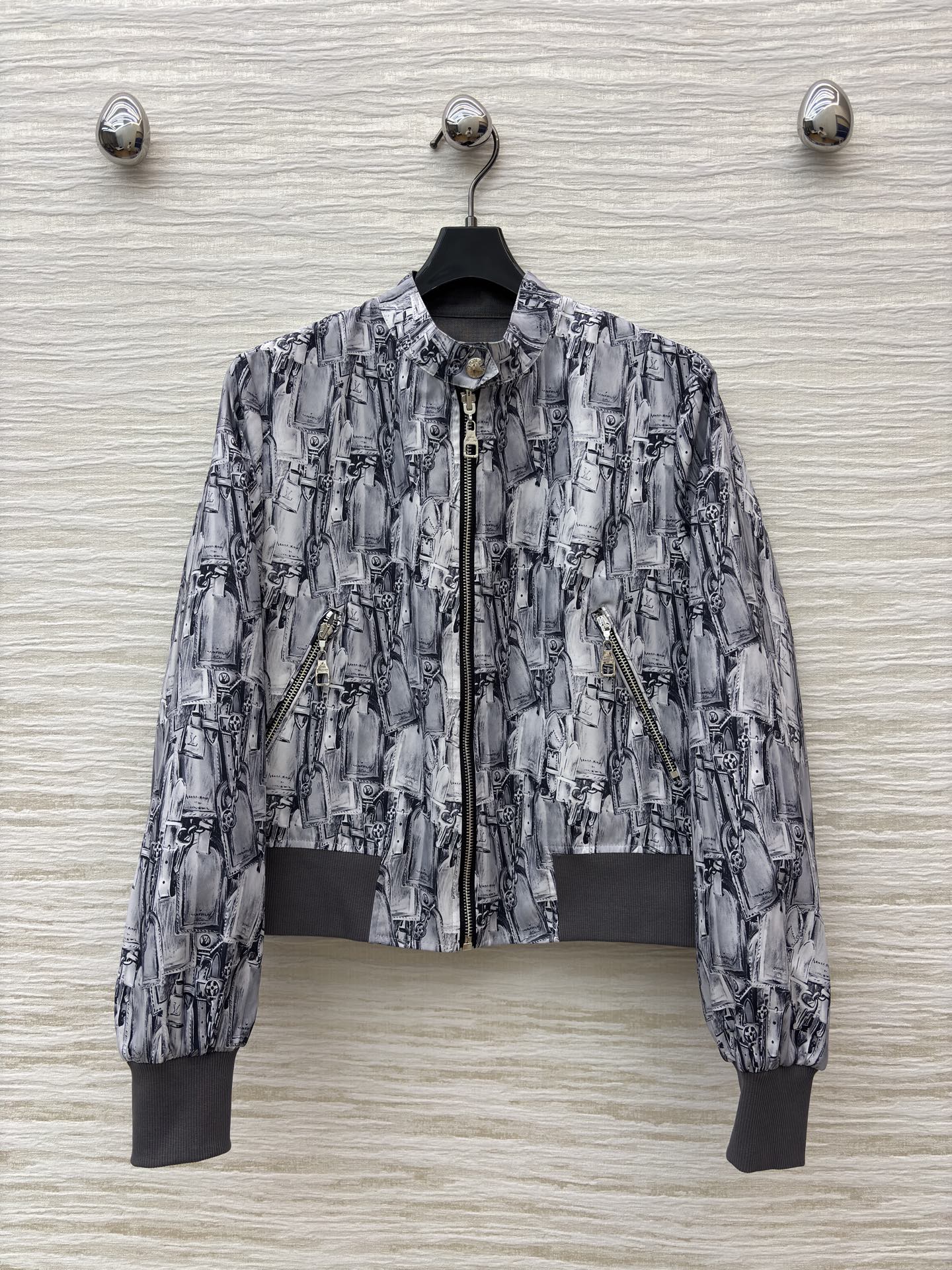 L家双面穿外套搭配金属扣半裙 半裙撞色拼接金属扣设计 复古印花自带故事感 外套双面穿直接省了一件衣服 一