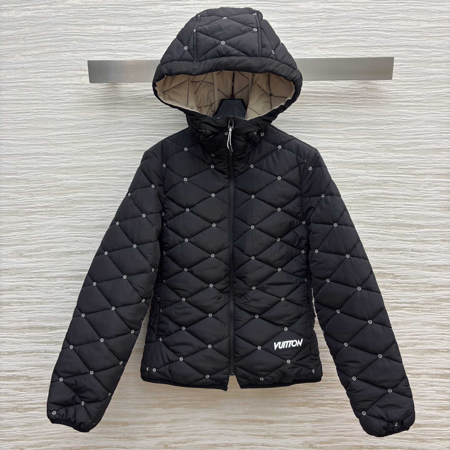 L家冬日氛围感连帽棉外套 经典黑色精致刺绣点缀 细节感直接拉满~菱形格纹锁温 日常通勤或轻户外都适配 时