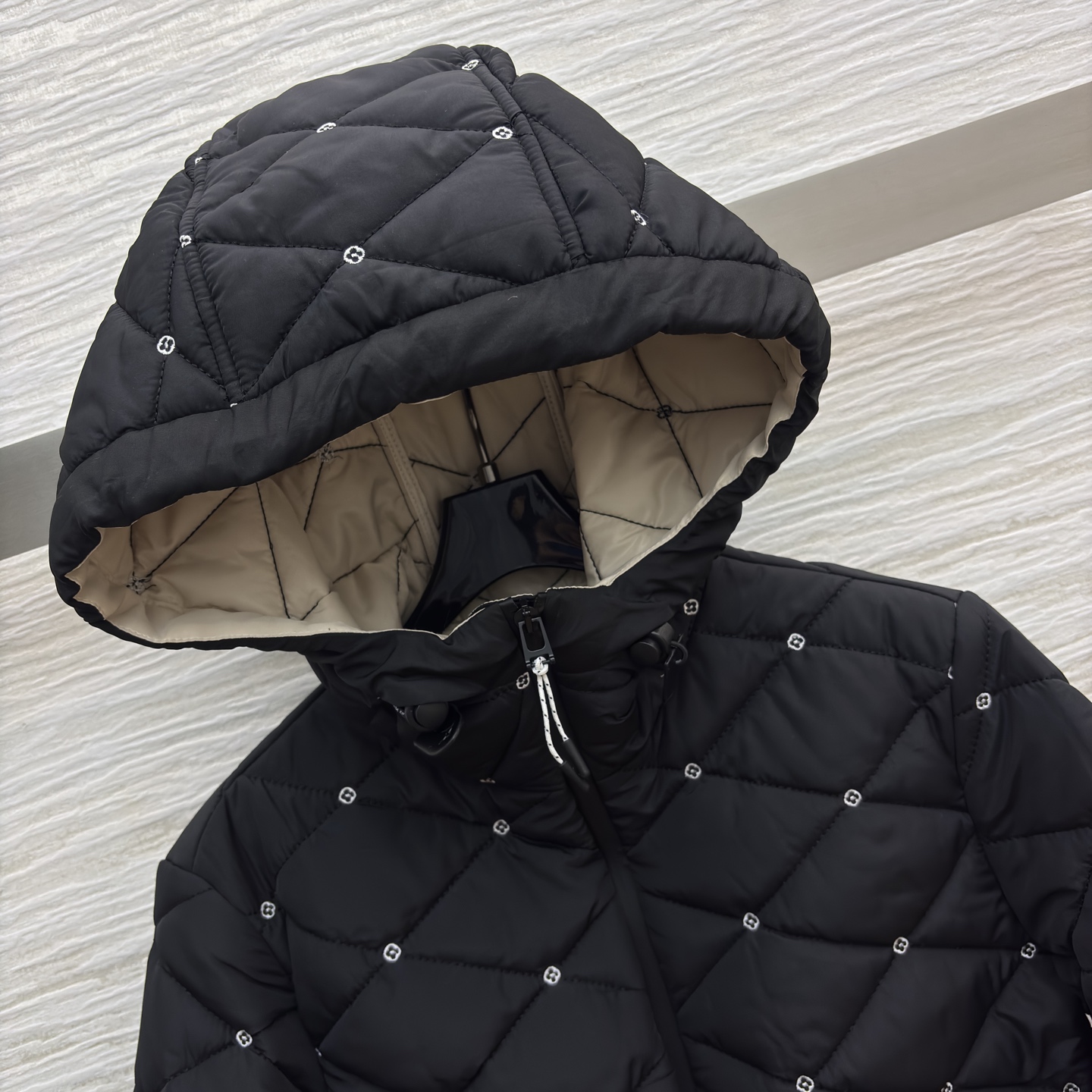 L家冬日氛围感连帽棉外套 经典黑色精致刺绣点缀 细节感直接拉满~菱形格纹锁温 日常通勤或轻户外都适配 时