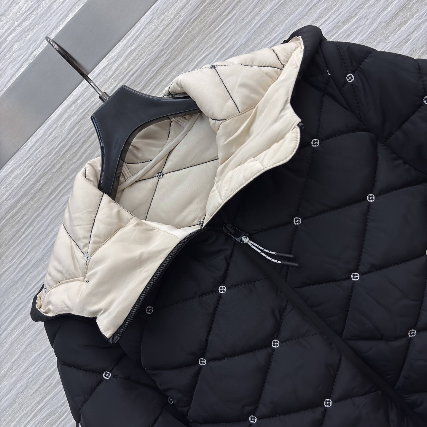 L家冬日氛围感连帽棉外套 经典黑色精致刺绣点缀 细节感直接拉满~菱形格纹锁温 日常通勤或轻户外都适配 时