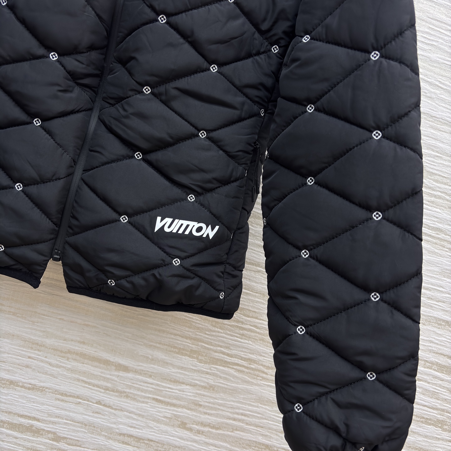 L家冬日氛围感连帽棉外套 经典黑色精致刺绣点缀 细节感直接拉满~菱形格纹锁温 日常通勤或轻户外都适配 时