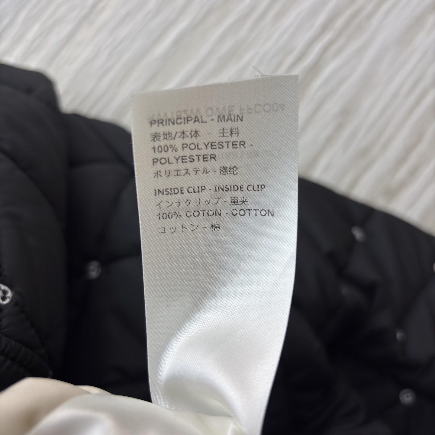 L家冬日氛围感连帽棉外套 经典黑色精致刺绣点缀 细节感直接拉满~菱形格纹锁温 日常通勤或轻户外都适配 时