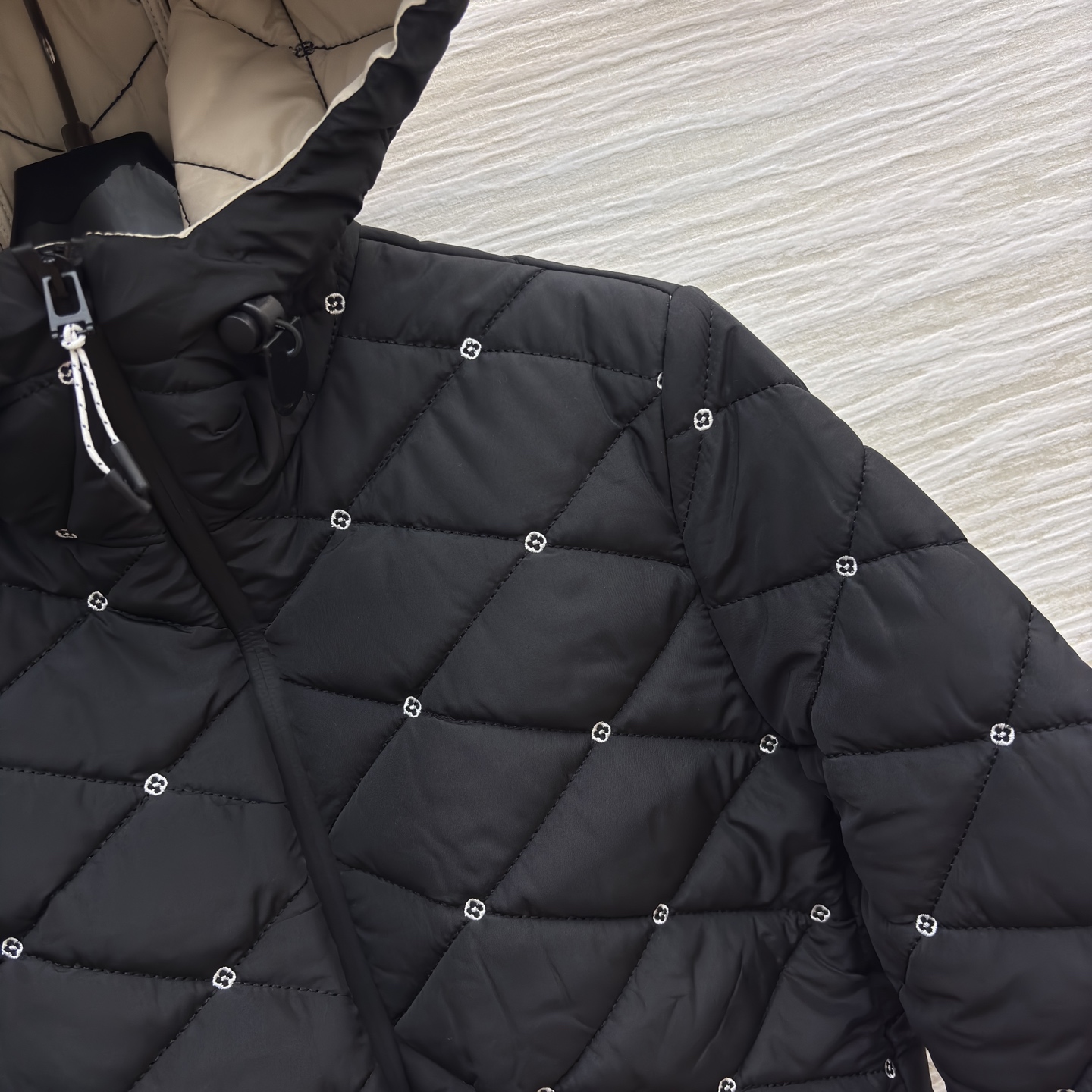 L家冬日氛围感连帽棉外套 经典黑色精致刺绣点缀 细节感直接拉满~菱形格纹锁温 日常通勤或轻户外都适配 时