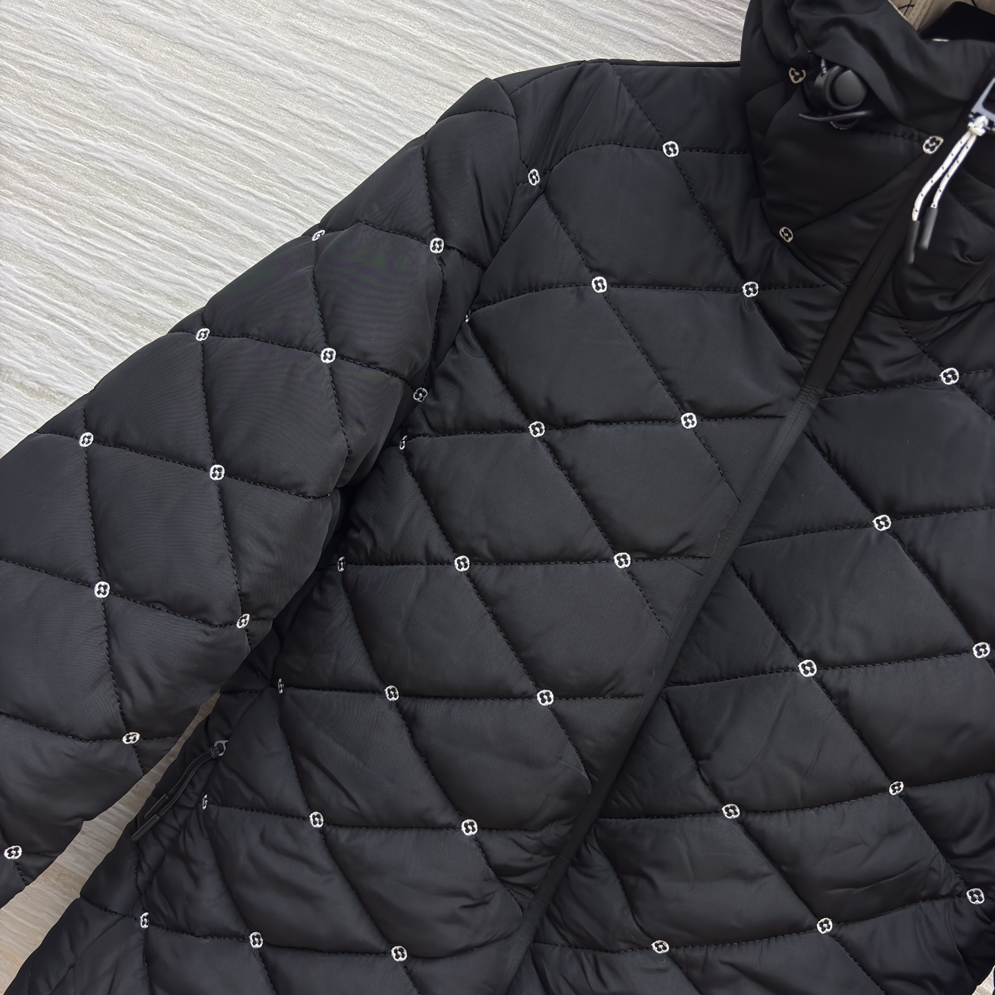 L家冬日氛围感连帽棉外套 经典黑色精致刺绣点缀 细节感直接拉满~菱形格纹锁温 日常通勤或轻户外都适配 时