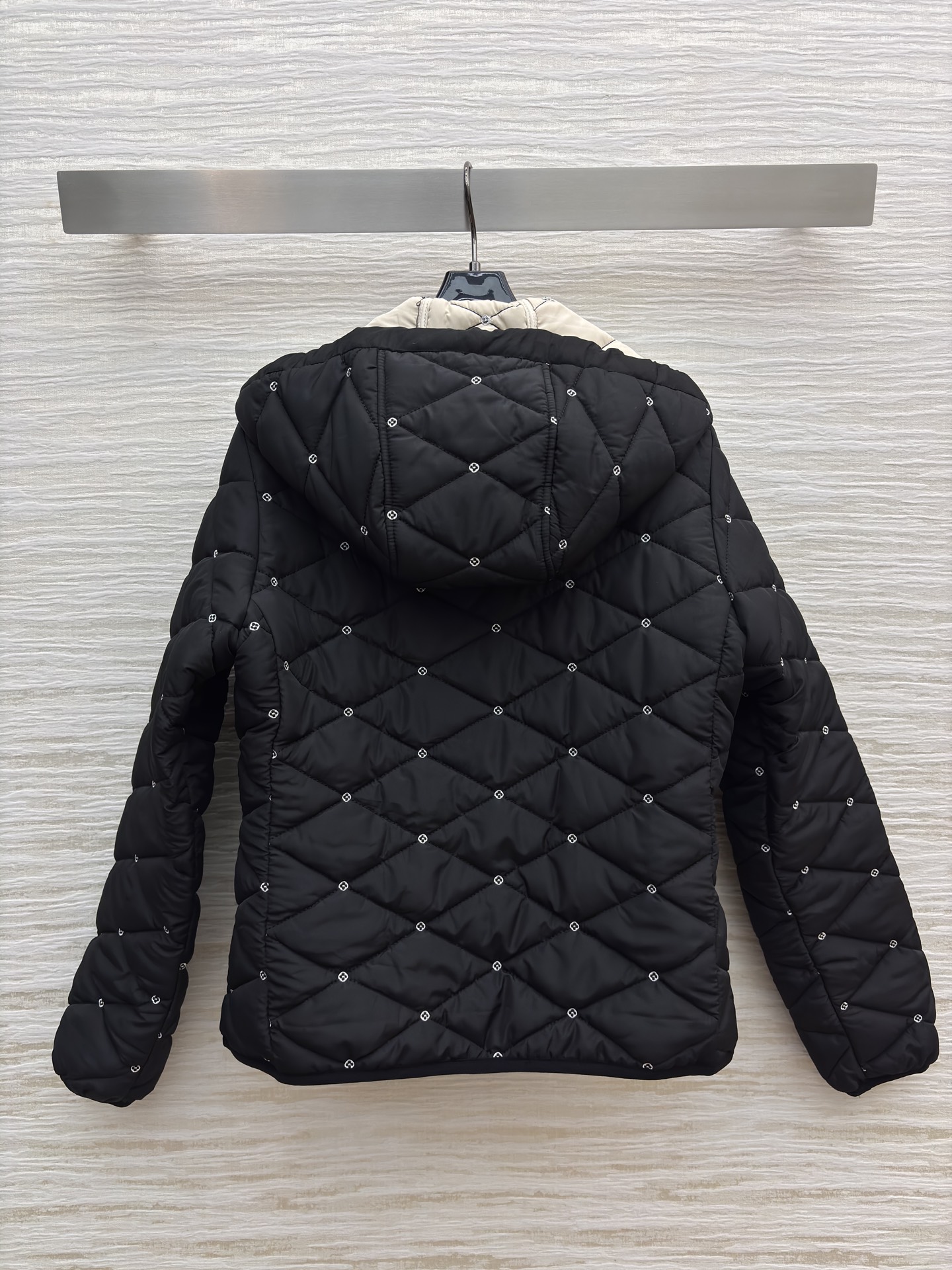 L家冬日氛围感连帽棉外套 经典黑色精致刺绣点缀 细节感直接拉满~菱形格纹锁温 日常通勤或轻户外都适配 时