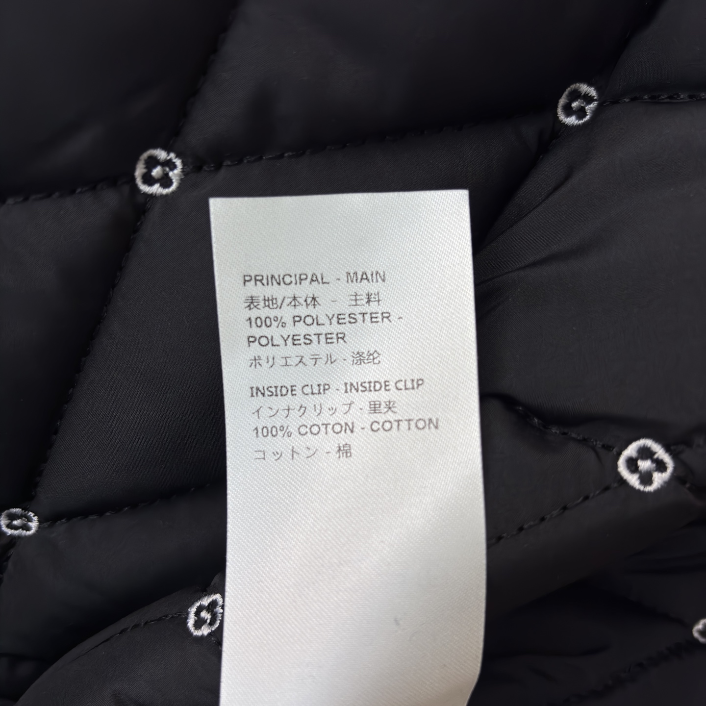 L家冬日叠穿神器上线 经典黑棉马甲 菱形格纹锁温精致刺绣点缀 纽扣设计穿脱方便 内搭外穿都好看 轻量保暖