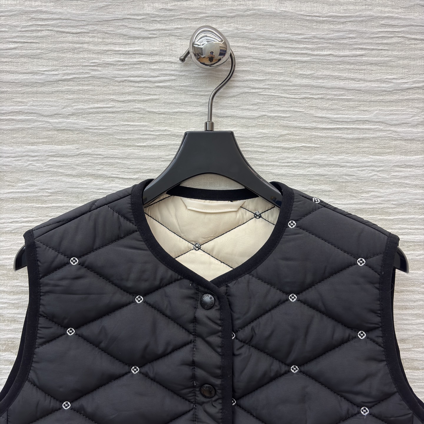 L家冬日叠穿神器上线 经典黑棉马甲 菱形格纹锁温精致刺绣点缀 纽扣设计穿脱方便 内搭外穿都好看 轻量保暖