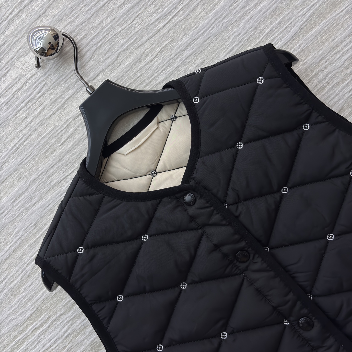 L家冬日叠穿神器上线 经典黑棉马甲 菱形格纹锁温精致刺绣点缀 纽扣设计穿脱方便 内搭外穿都好看 轻量保暖