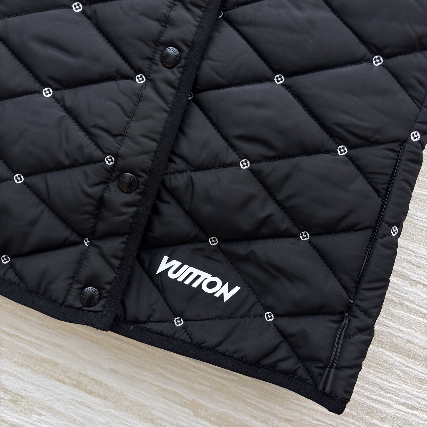 L家冬日叠穿神器上线 经典黑棉马甲 菱形格纹锁温精致刺绣点缀 纽扣设计穿脱方便 内搭外穿都好看 轻量保暖