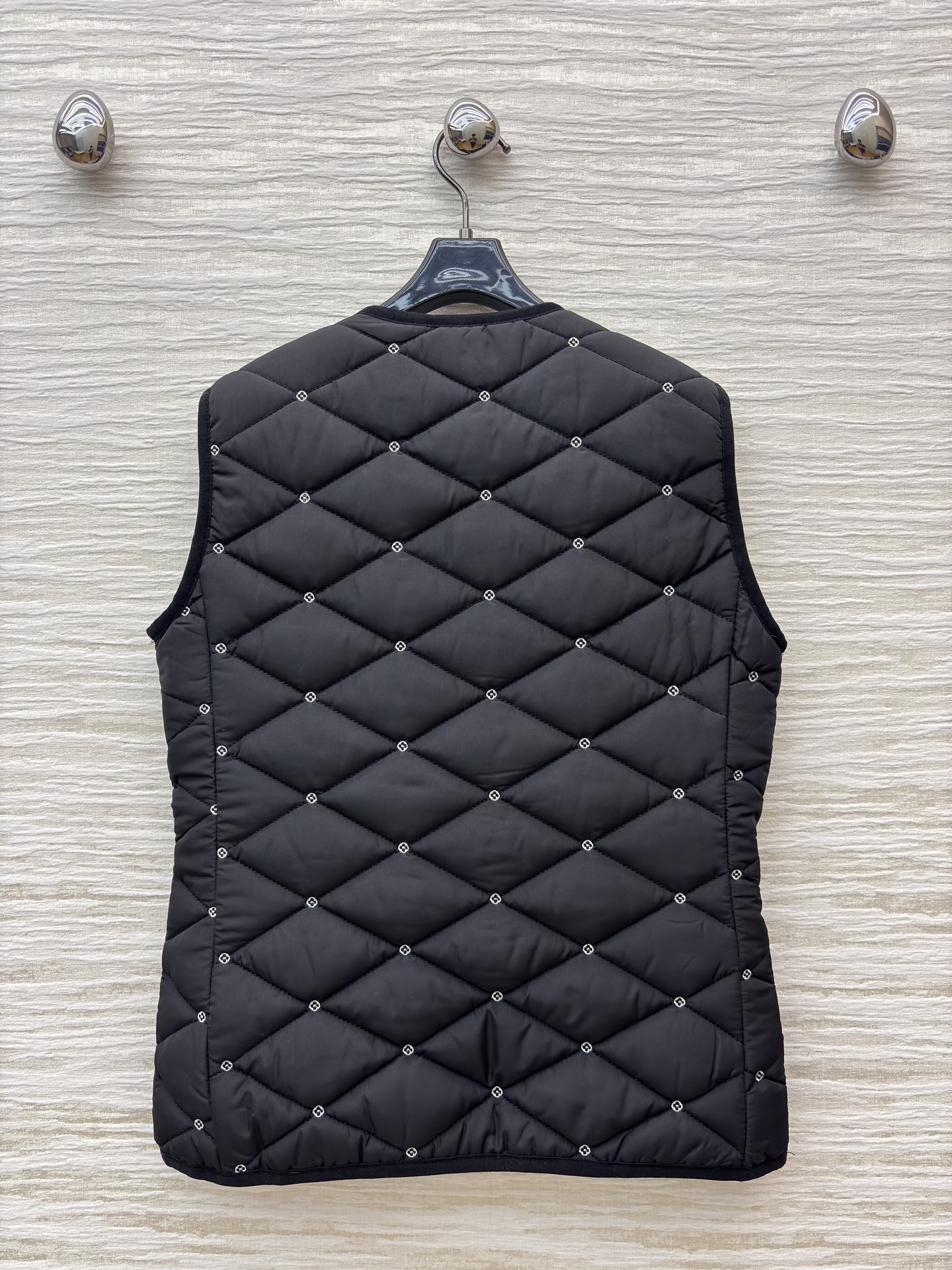 L家冬日叠穿神器上线 经典黑棉马甲 菱形格纹锁温精致刺绣点缀 纽扣设计穿脱方便 内搭外穿都好看 轻量保暖