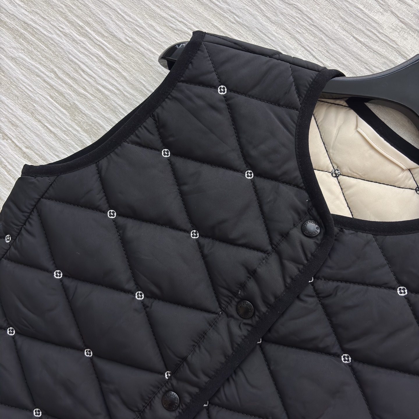 L家冬日叠穿神器上线 经典黑棉马甲 菱形格纹锁温精致刺绣点缀 纽扣设计穿脱方便 内搭外穿都好看 轻量保暖