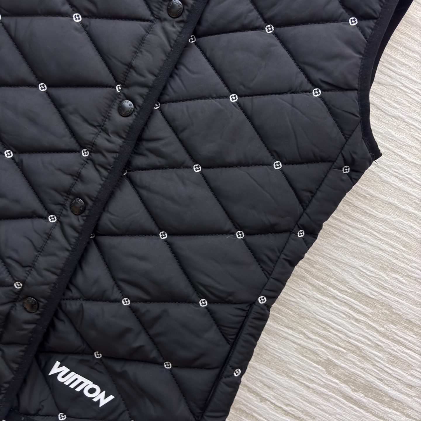 L家冬日叠穿神器上线 经典黑棉马甲 菱形格纹锁温精致刺绣点缀 纽扣设计穿脱方便 内搭外穿都好看 轻量保暖