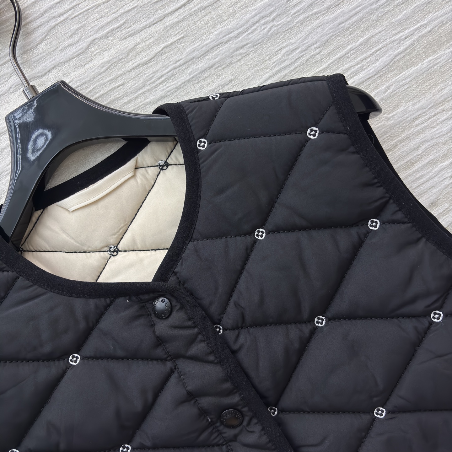 L家冬日叠穿神器上线 经典黑棉马甲 菱形格纹锁温精致刺绣点缀 纽扣设计穿脱方便 内搭外穿都好看 轻量保暖