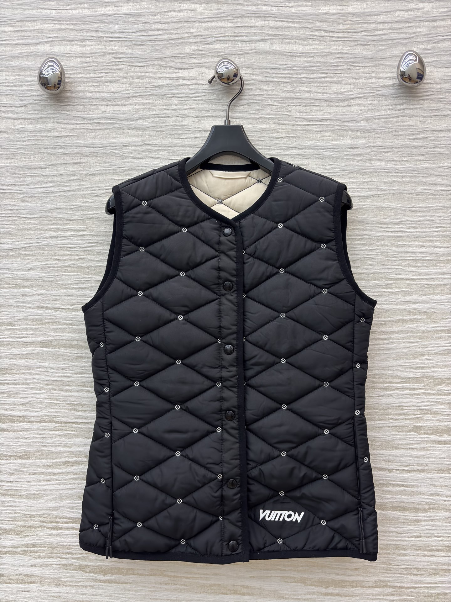 L家冬日叠穿神器上线 经典黑棉马甲 菱形格纹锁温精致刺绣点缀 纽扣设计穿脱方便 内搭外穿都好看 轻量保暖