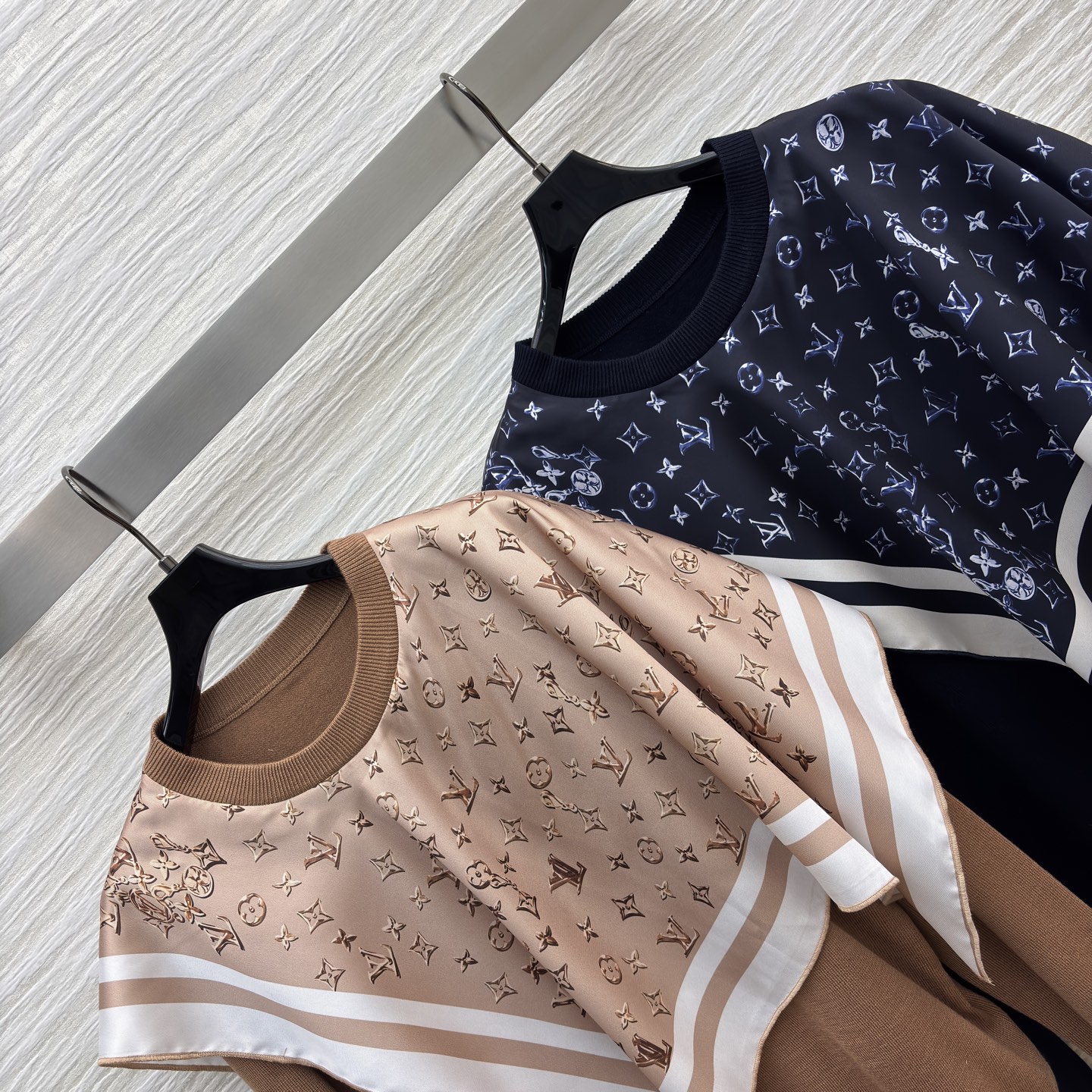 L家拼接丝巾针织衫 含羊毛材质软糯保暖 单侧丝巾拼接 满印细节直接拉满精致感 日常通勤或约会穿都自带高级