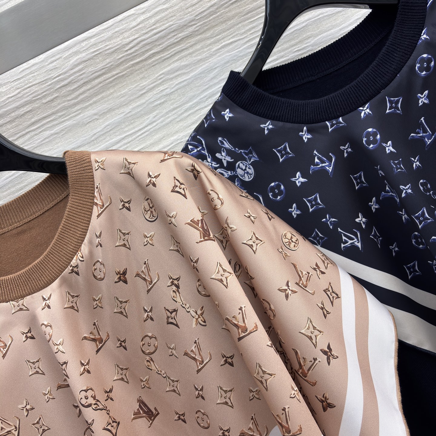 L家拼接丝巾针织衫 含羊毛材质软糯保暖 单侧丝巾拼接 满印细节直接拉满精致感 日常通勤或约会穿都自带高级