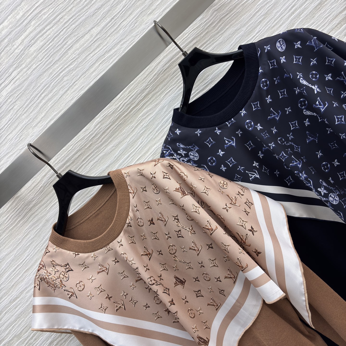 L家拼接丝巾针织衫 含羊毛材质软糯保暖 单侧丝巾拼接 满印细节直接拉满精致感 日常通勤或约会穿都自带高级