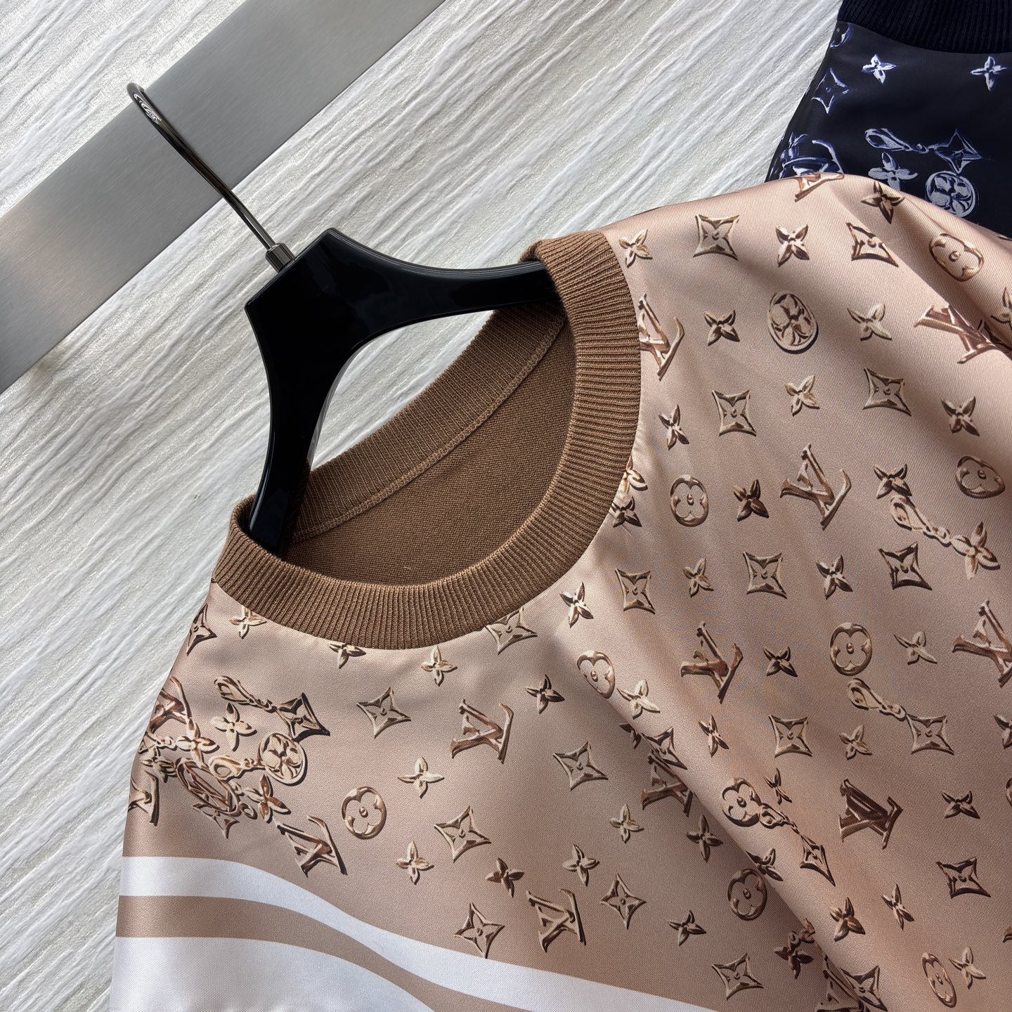 L家拼接丝巾针织衫 含羊毛材质软糯保暖 单侧丝巾拼接 满印细节直接拉满精致感 日常通勤或约会穿都自带高级