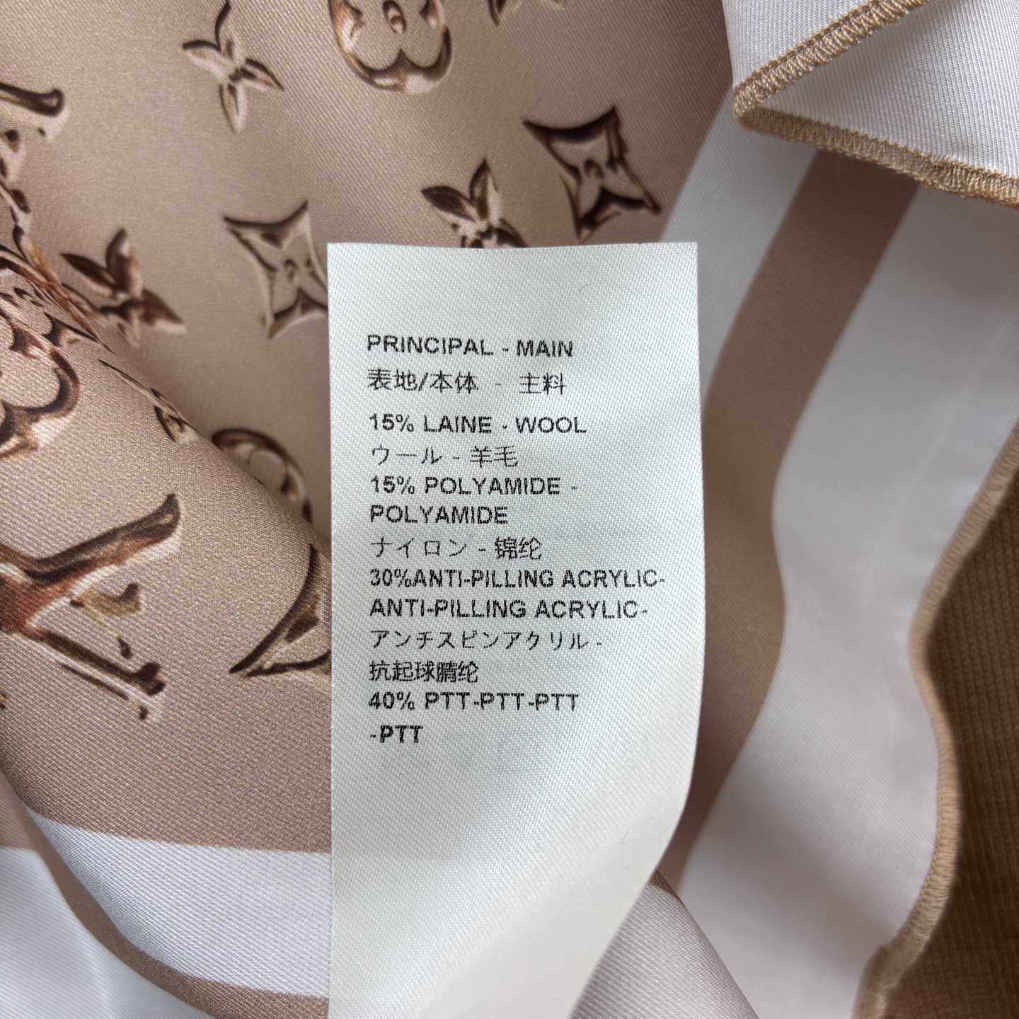 L家拼接丝巾针织衫 含羊毛材质软糯保暖 单侧丝巾拼接 满印细节直接拉满精致感 日常通勤或约会穿都自带高级