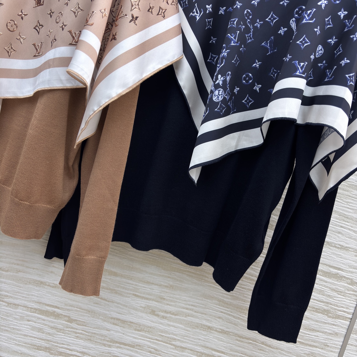 L家拼接丝巾针织衫 含羊毛材质软糯保暖 单侧丝巾拼接 满印细节直接拉满精致感 日常通勤或约会穿都自带高级