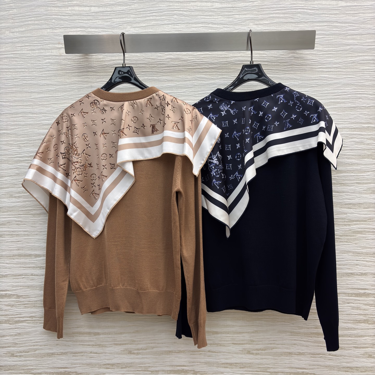 L家拼接丝巾针织衫 含羊毛材质软糯保暖 单侧丝巾拼接 满印细节直接拉满精致感 日常通勤或约会穿都自带高级