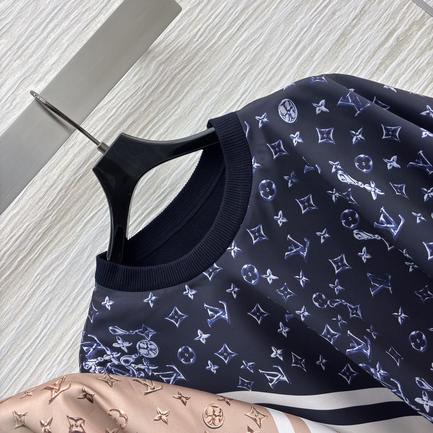 L家拼接丝巾针织衫 含羊毛材质软糯保暖 单侧丝巾拼接 满印细节直接拉满精致感 日常通勤或约会穿都自带高级