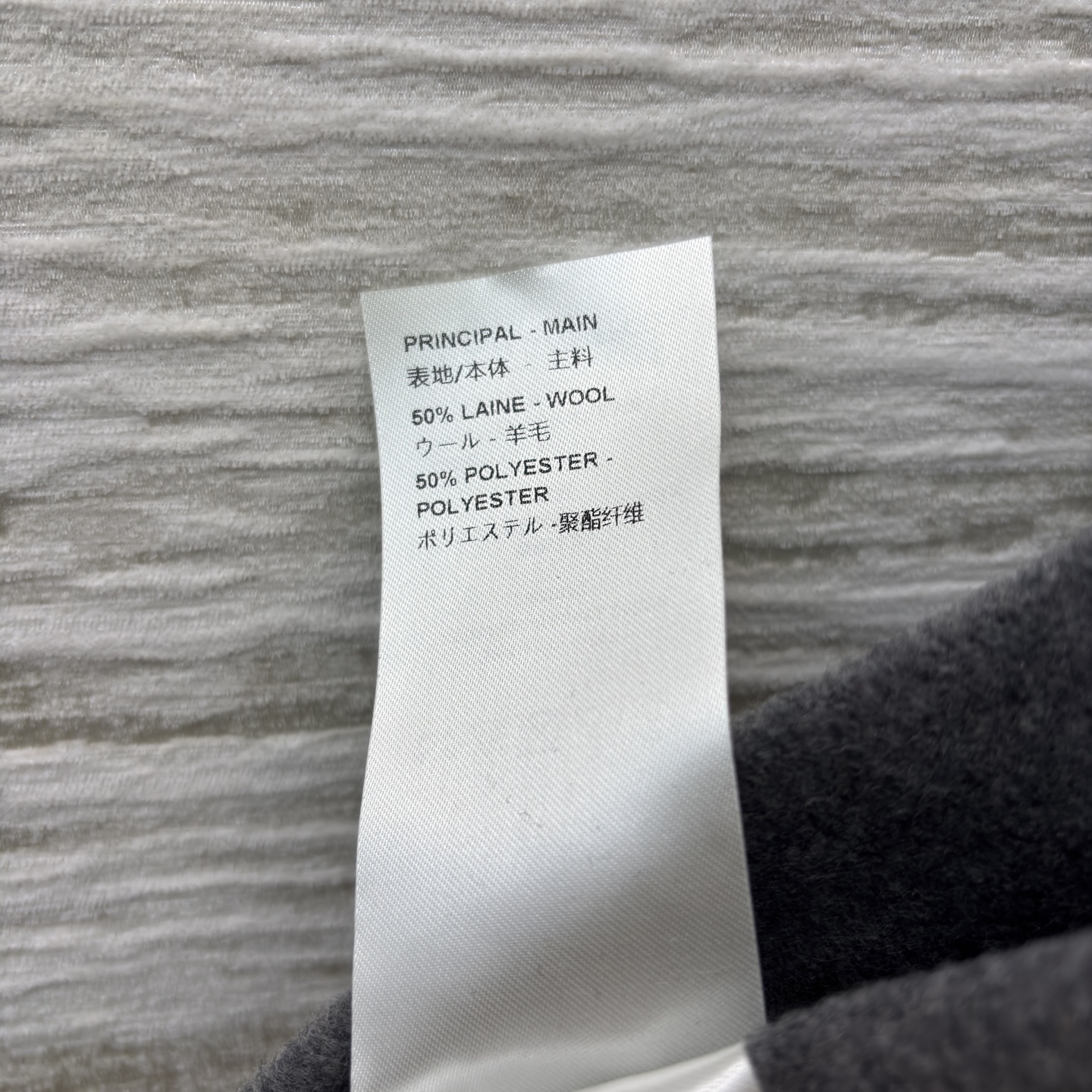 L家秋冬高级灰套装 圆领毛呢外套搭配毛呢半身裙 灰调毛呢质感 侧缝低调LV标识细节藏不住精致高腰修身版型