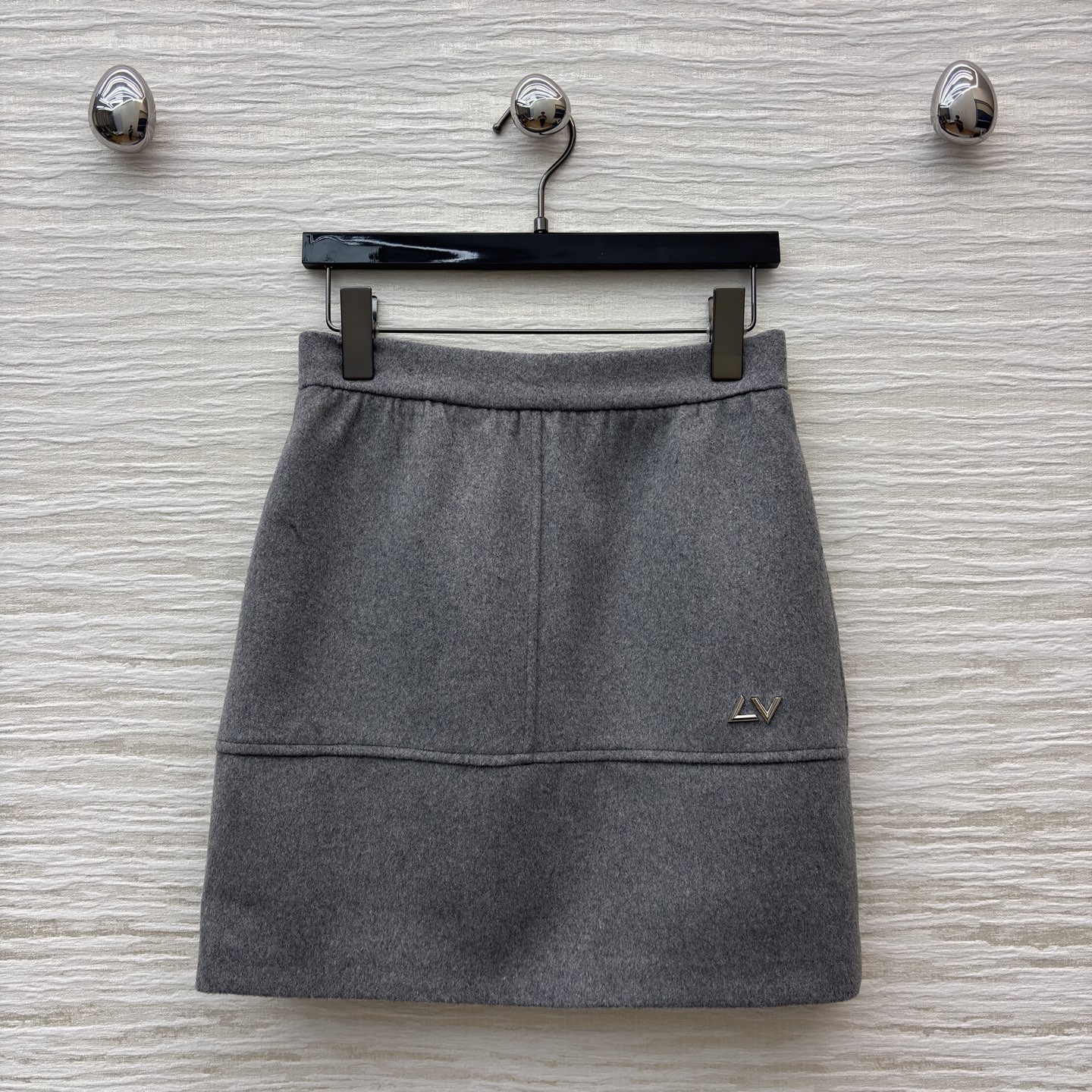 L家秋冬高级灰套装 圆领毛呢外套搭配毛呢半身裙 灰调毛呢质感 侧缝低调LV标识细节藏不住精致高腰修身版型
