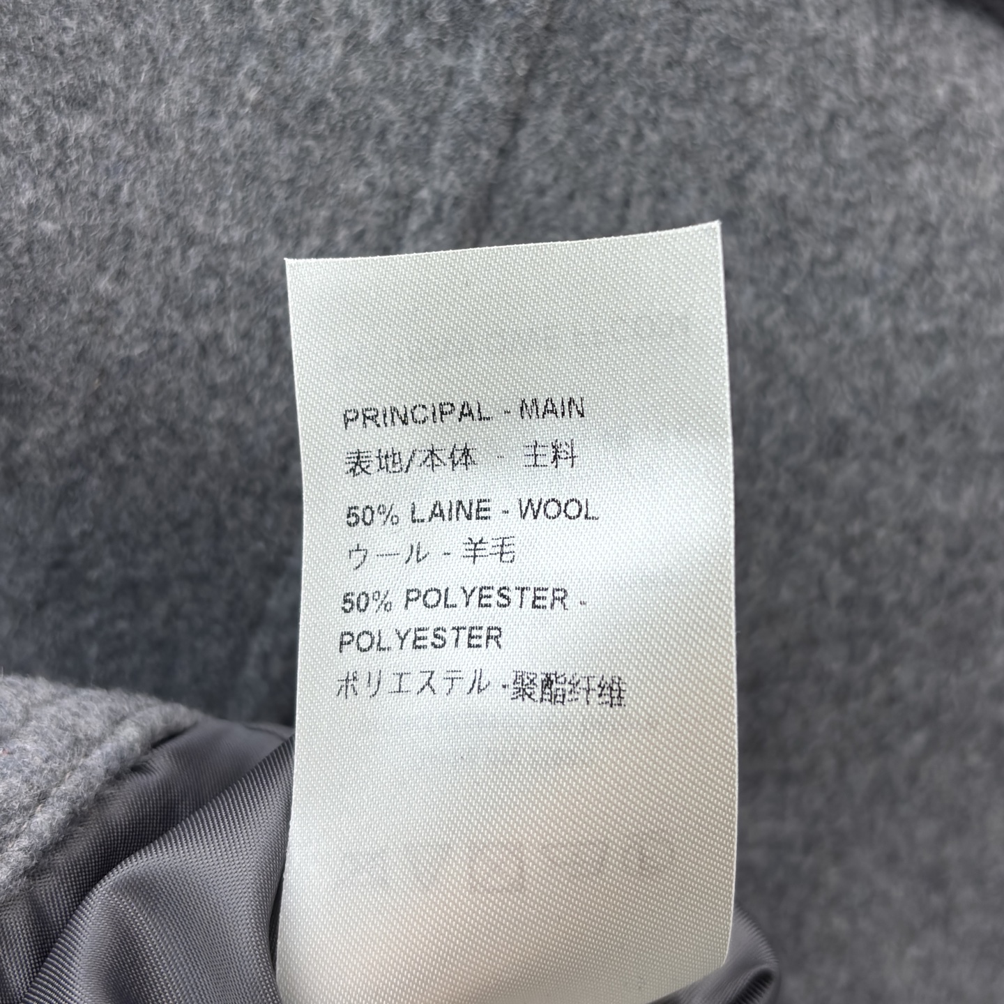 L家秋冬高级灰套装 圆领毛呢外套搭配毛呢半身裙 灰调毛呢质感 侧缝低调LV标识细节藏不住精致高腰修身版型