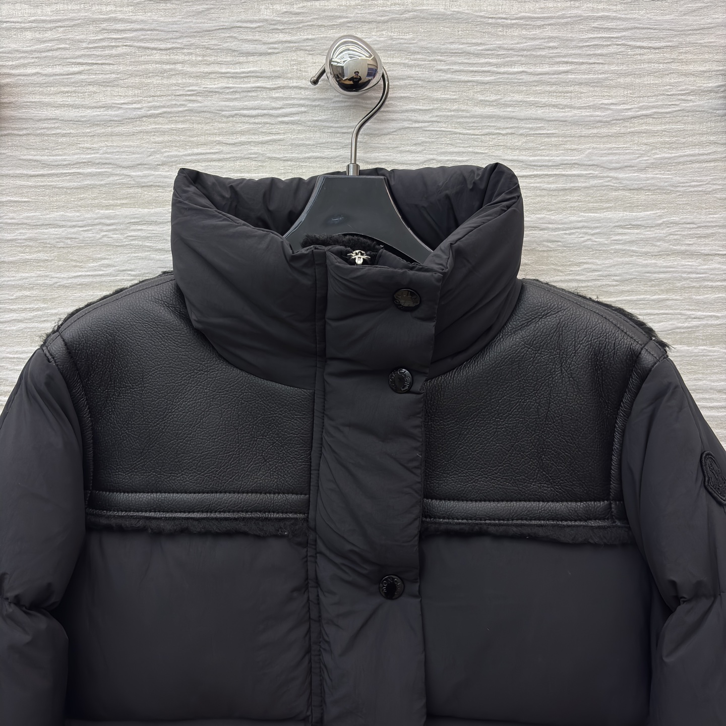 Mo立领拼接羽绒服 亮面拼接金属扣 细节M家标志性徽章一露 高级感直接拉满 蓬松度刚好不臃肿 敞开穿是随