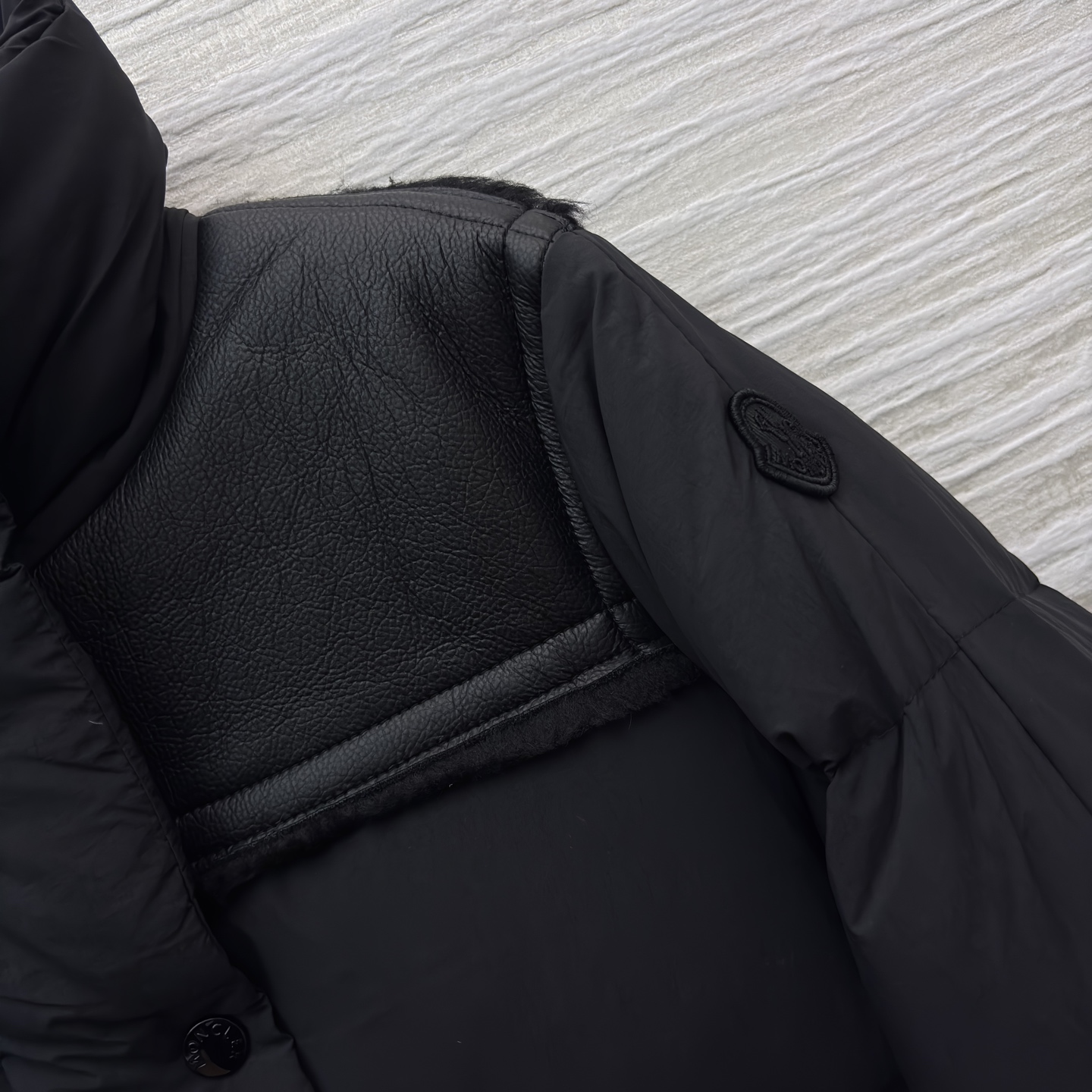 Mo立领拼接羽绒服 亮面拼接金属扣 细节M家标志性徽章一露 高级感直接拉满 蓬松度刚好不臃肿 敞开穿是随