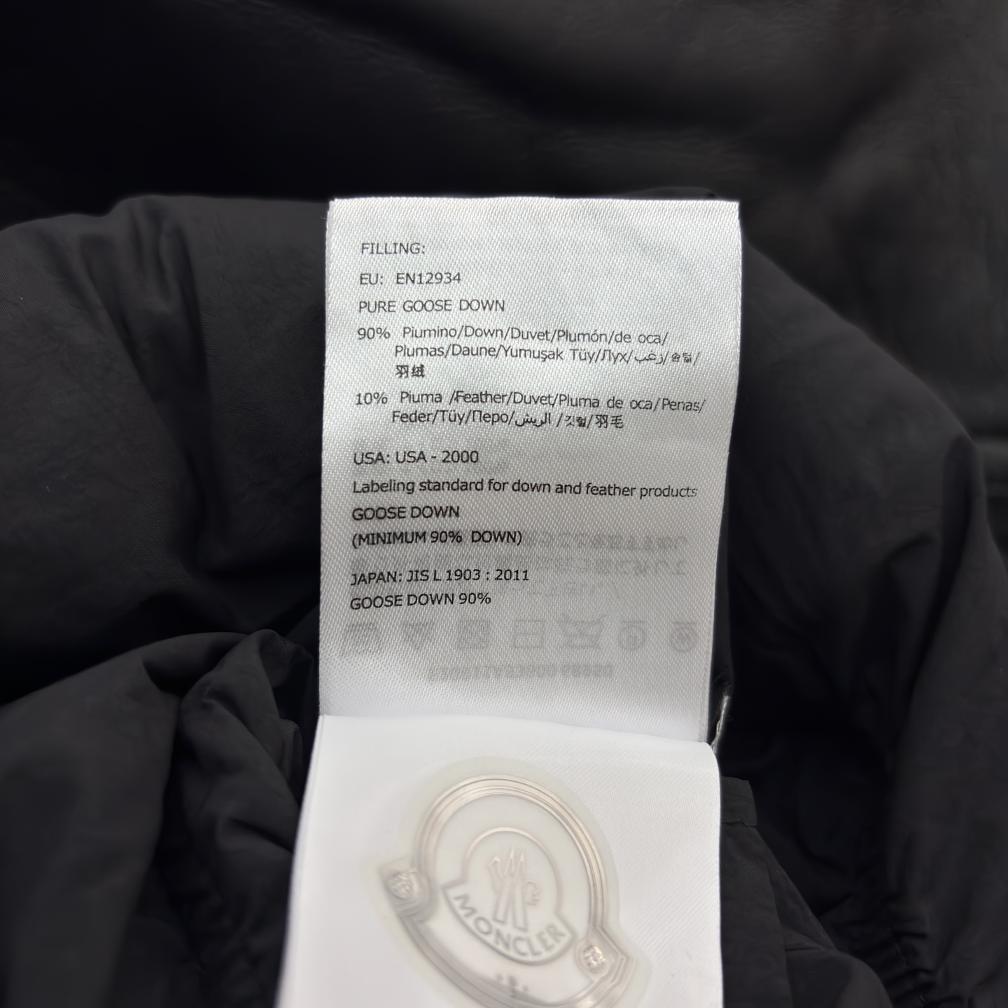 Mo立领拼接羽绒服 亮面拼接金属扣 细节M家标志性徽章一露 高级感直接拉满 蓬松度刚好不臃肿 敞开穿是随