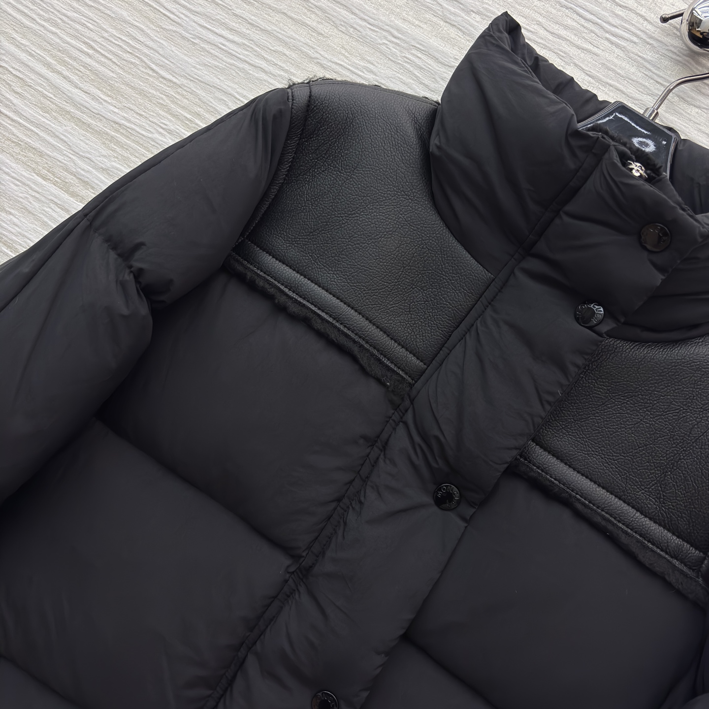 Mo立领拼接羽绒服 亮面拼接金属扣 细节M家标志性徽章一露 高级感直接拉满 蓬松度刚好不臃肿 敞开穿是随