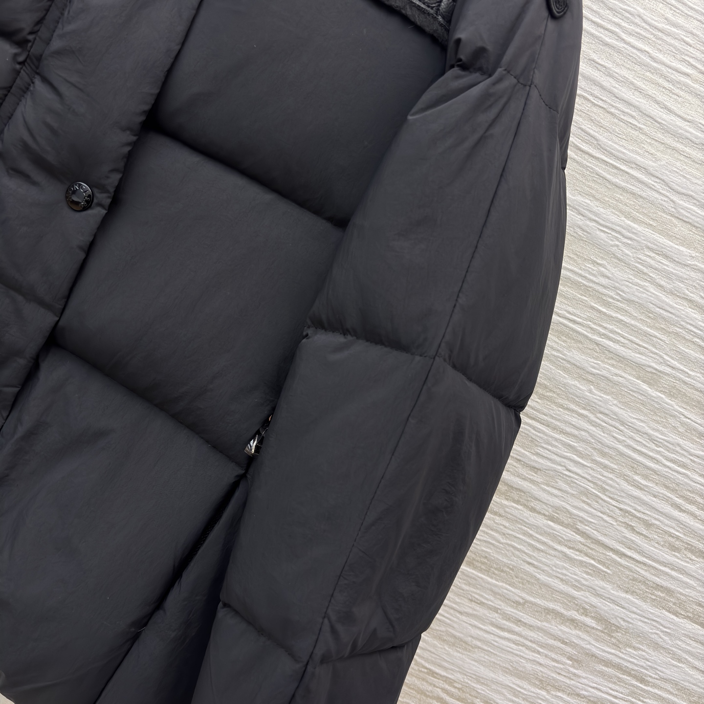 Mo立领拼接羽绒服 亮面拼接金属扣 细节M家标志性徽章一露 高级感直接拉满 蓬松度刚好不臃肿 敞开穿是随