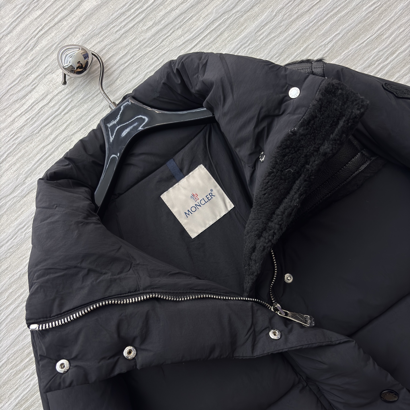 Mo立领拼接羽绒服 亮面拼接金属扣 细节M家标志性徽章一露 高级感直接拉满 蓬松度刚好不臃肿 敞开穿是随