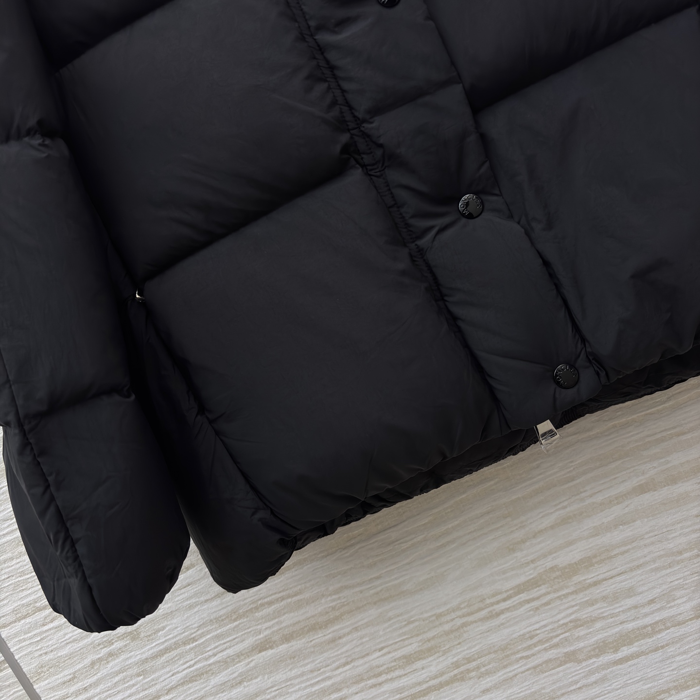 Mo立领拼接羽绒服 亮面拼接金属扣 细节M家标志性徽章一露 高级感直接拉满 蓬松度刚好不臃肿 敞开穿是随