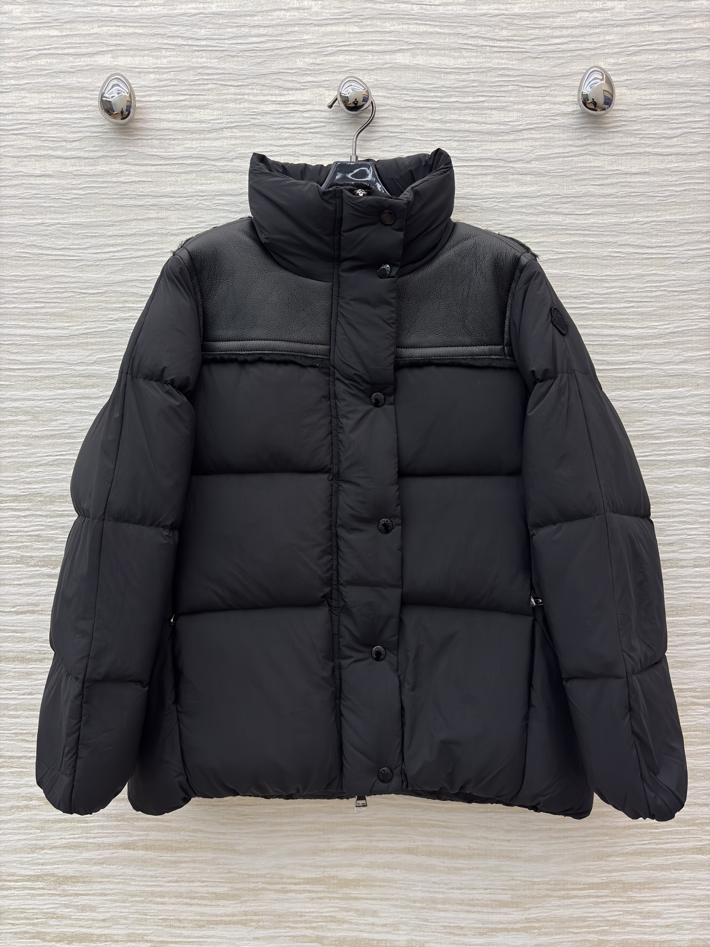 Mo立领拼接羽绒服 亮面拼接金属扣 细节M家标志性徽章一露 高级感直接拉满 蓬松度刚好不臃肿 敞开穿是随