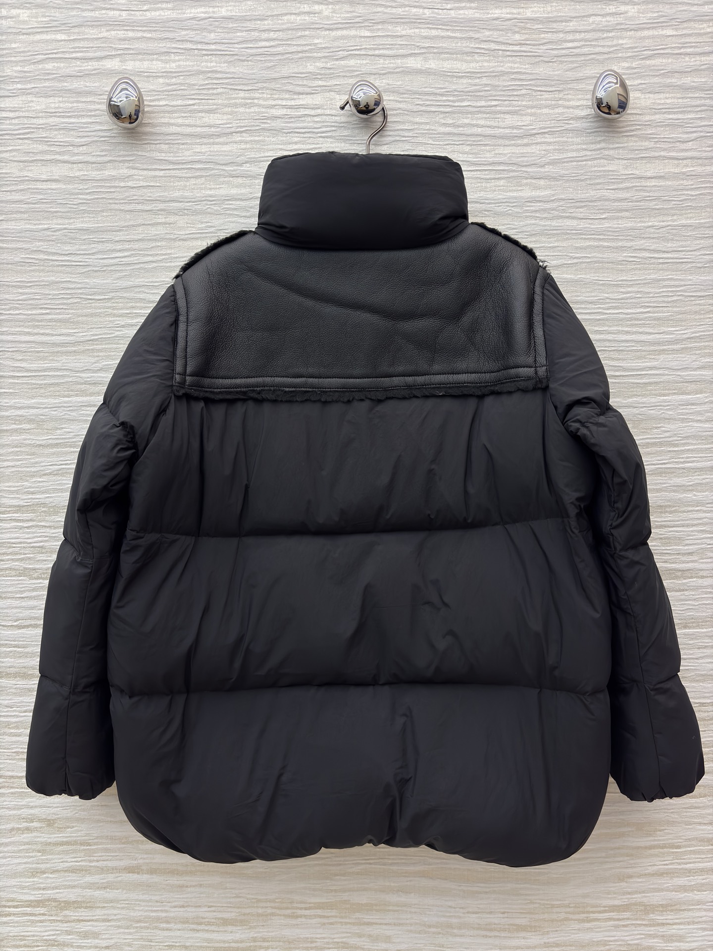 Mo立领拼接羽绒服 亮面拼接金属扣 细节M家标志性徽章一露 高级感直接拉满 蓬松度刚好不臃肿 敞开穿是随