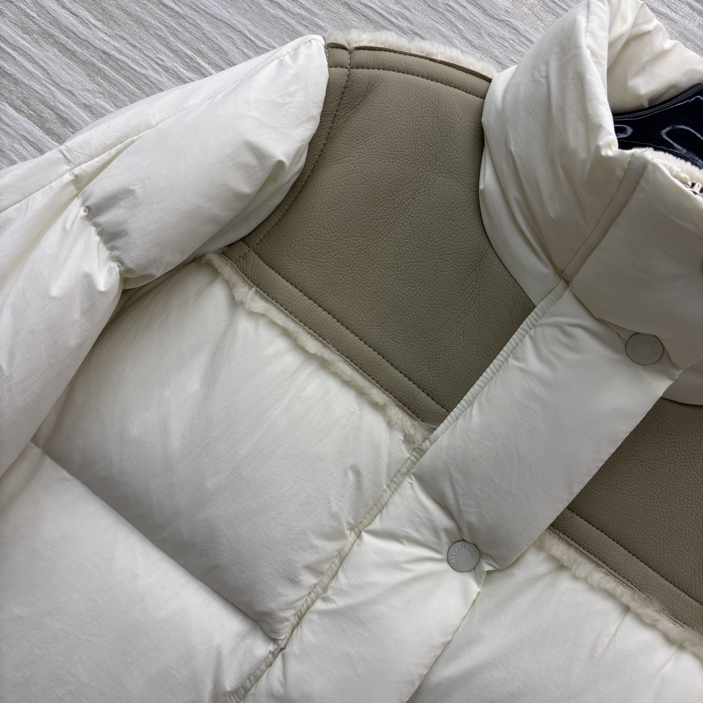 Mo立领拼接羽绒服 亮面拼接金属扣 细节M家标志性徽章一露 高级感直接拉满 蓬松度刚好不臃肿 敞开穿是随