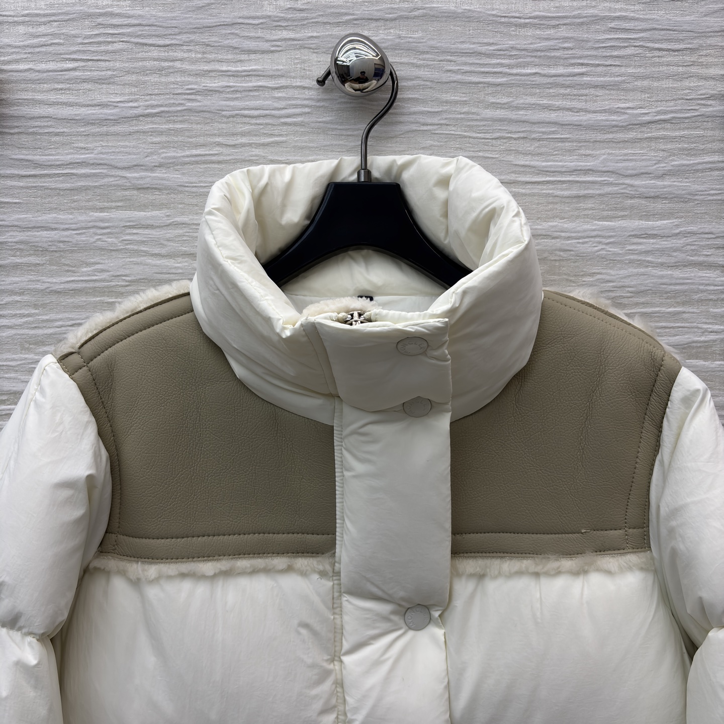 Mo立领拼接羽绒服 亮面拼接金属扣 细节M家标志性徽章一露 高级感直接拉满 蓬松度刚好不臃肿 敞开穿是随